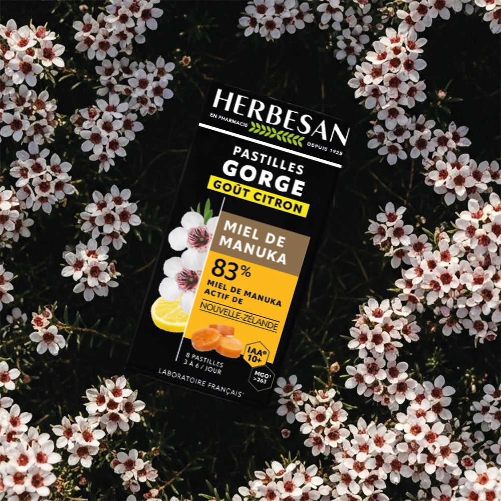 Emballage de produit dans les fleurs. Herbesan Pastilles Gorge Goût Citron, Miel de Manuka 83%. IAA 10+.