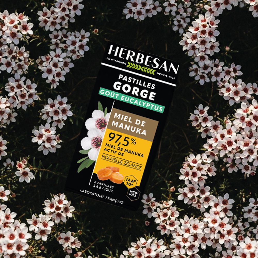 Boîte de pastilles sur fleurs. Marque Herbesan. Inscription: Pastilles Gorge, Miel de Manuka 97,5%, IAA 10+.