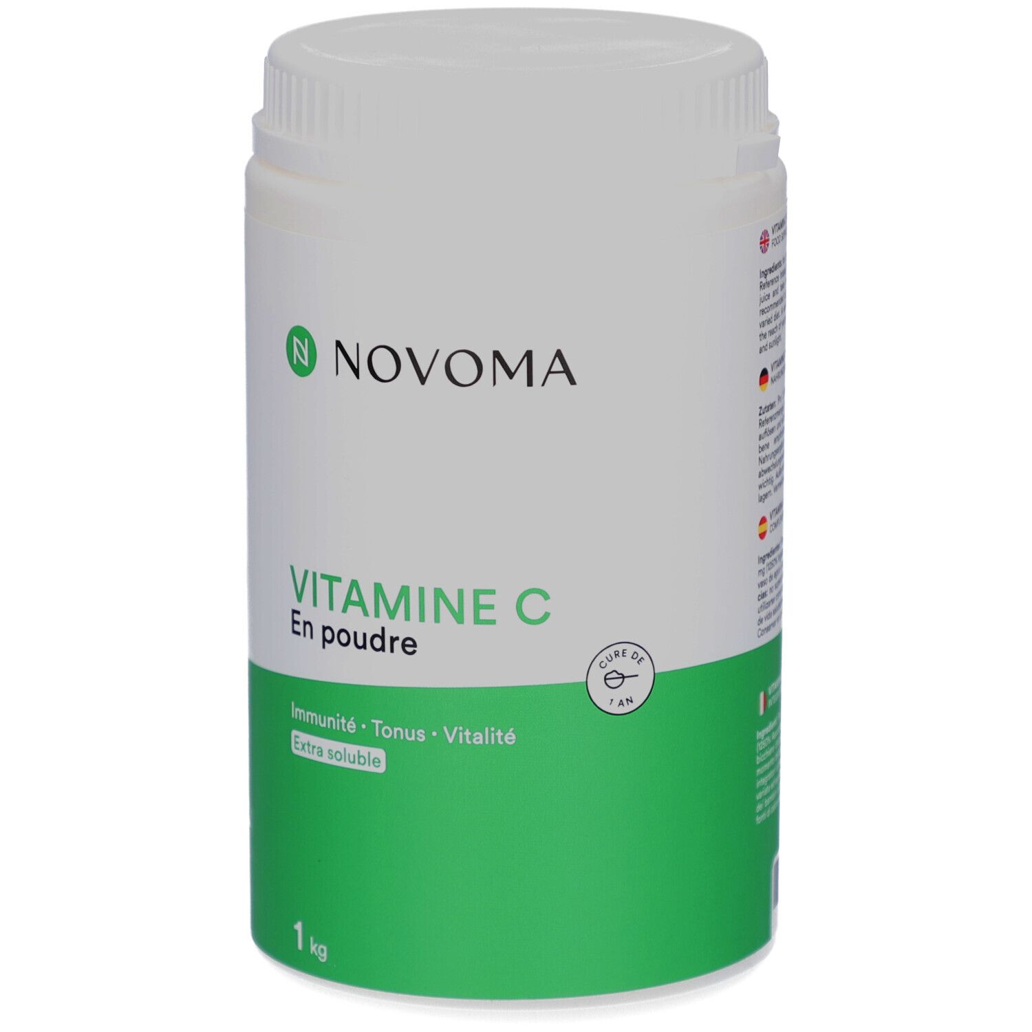Pot blanc avec étiquette verte. NOVOMA, Vitamine C, en poudre. 1 kg. Inscription : Immunité, Tonus, Vitalité, Extra soluble. Sceau.