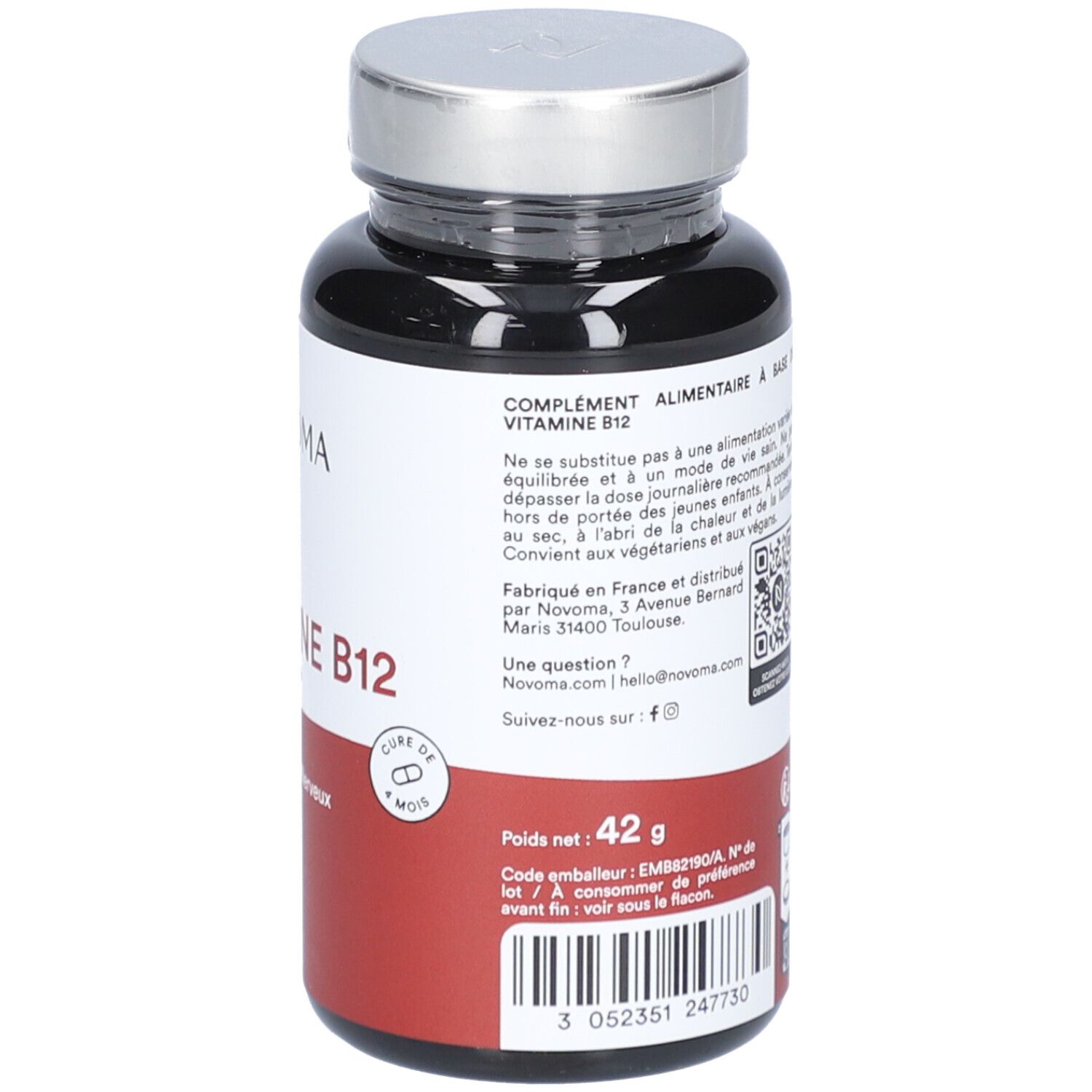 Dos du flacon NOVOMA VITAMINE B12. Texte, QR code et informations. Fond rouge. Poids 42g.