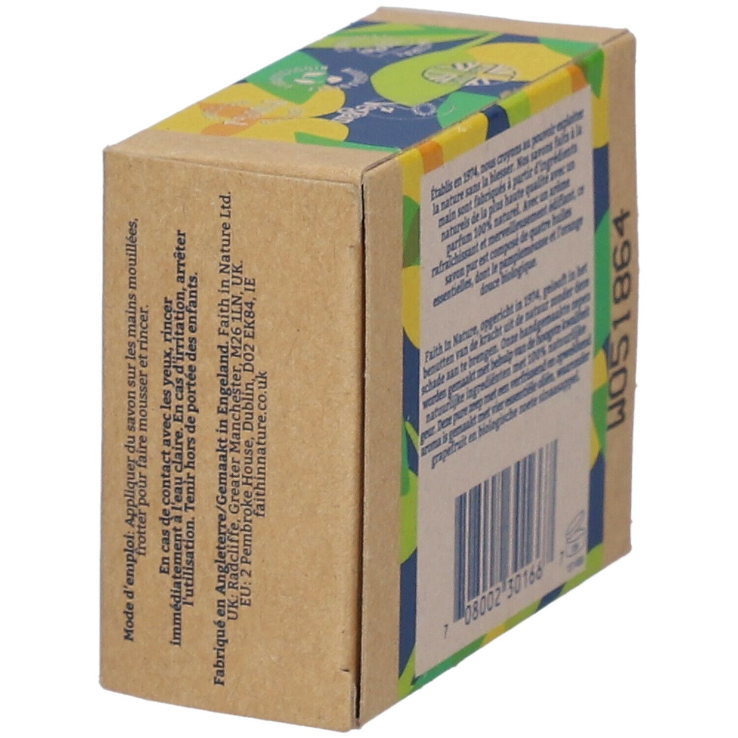 Emballage en carton, en biais. Texte et code-barres. Texte: FAITH IN NATURE, W051864, 7 8002 30166 5.