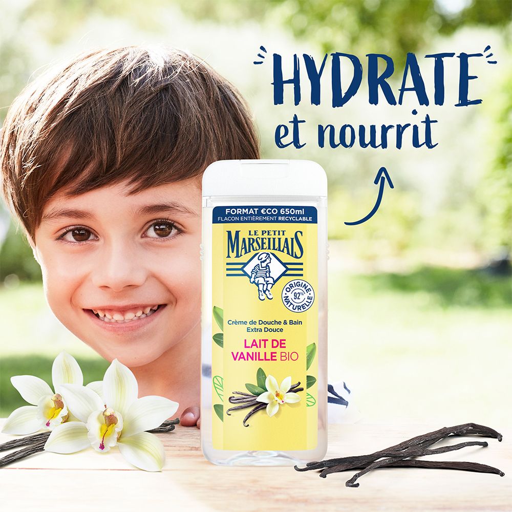 Un garçon sourit à côté d'un flacon. Inscription: Le Petit Marseillais, Crème de Douche & Bain, Lait de Vanille Bio. Texte: Hydrate et nourrit.