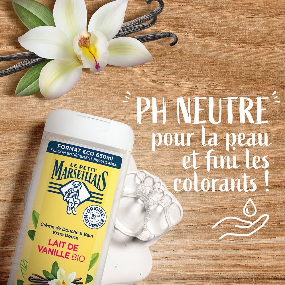 Flacon à côté de mousse de savon. Inscription: Le Petit Marseillais, Crème de Douche & Bain, Lait de Vanille Bio. Texte: PH neutre pour la peau.