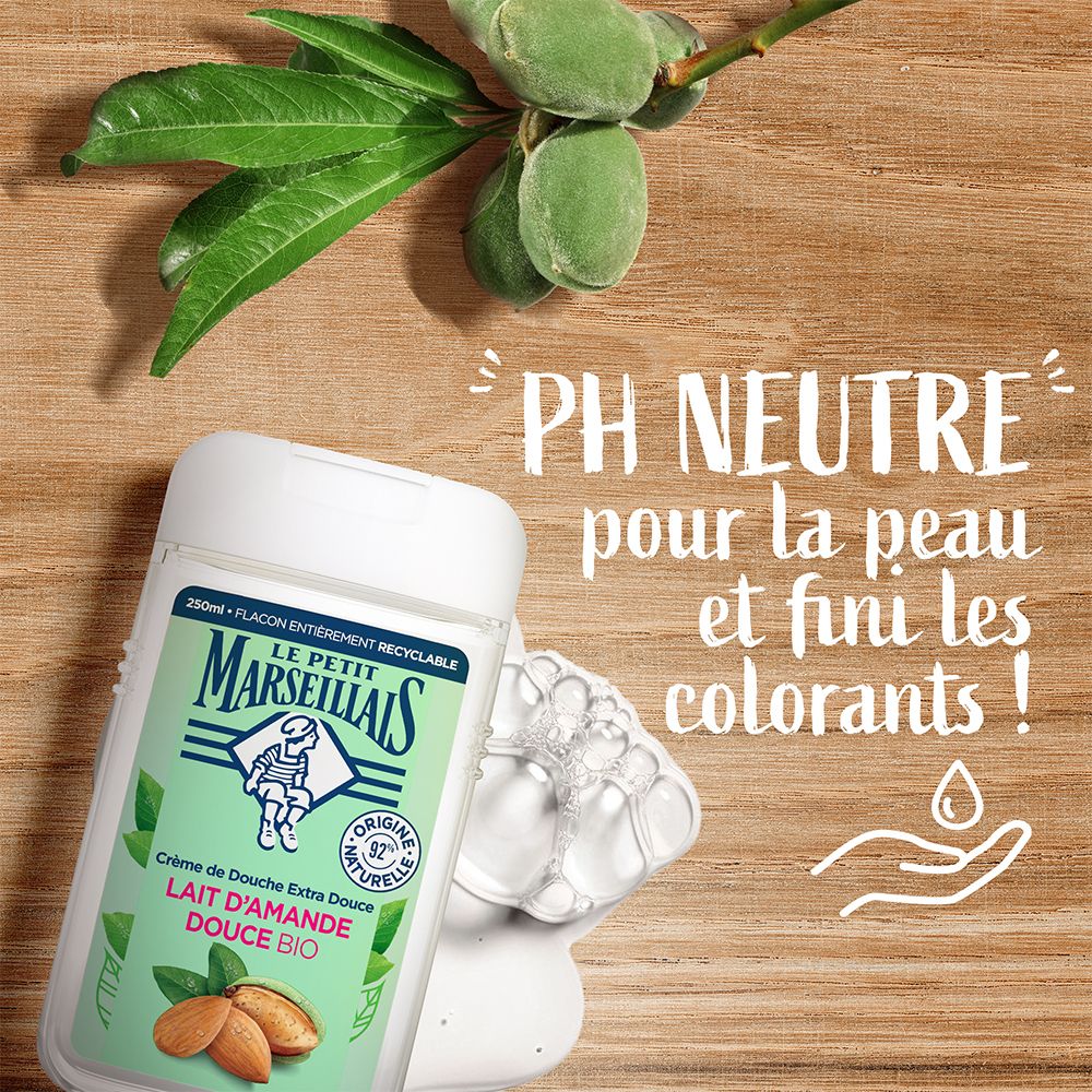 Flacon de gel douche et amandes. Texte: PH Neutre pour la peau et fini les colorants! Marque: Le Petit Marseillais. Inscription: Lait d'Amande Douce Bio.
