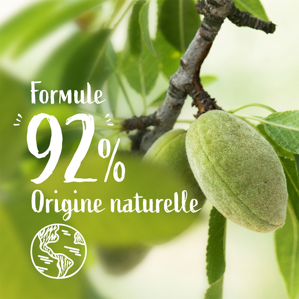 Branche avec amandes. Texte: Formule 92% Origine naturelle. Symbole du globe. Marque: Le Petit Marseillais.