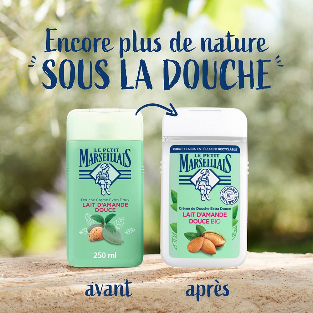 Deux flacons de gel douche. Texte: Encore plus de nature SOUS LA DOUCHE. Marque: Le Petit Marseillais. Inscription: Lait d'Amande Douce.