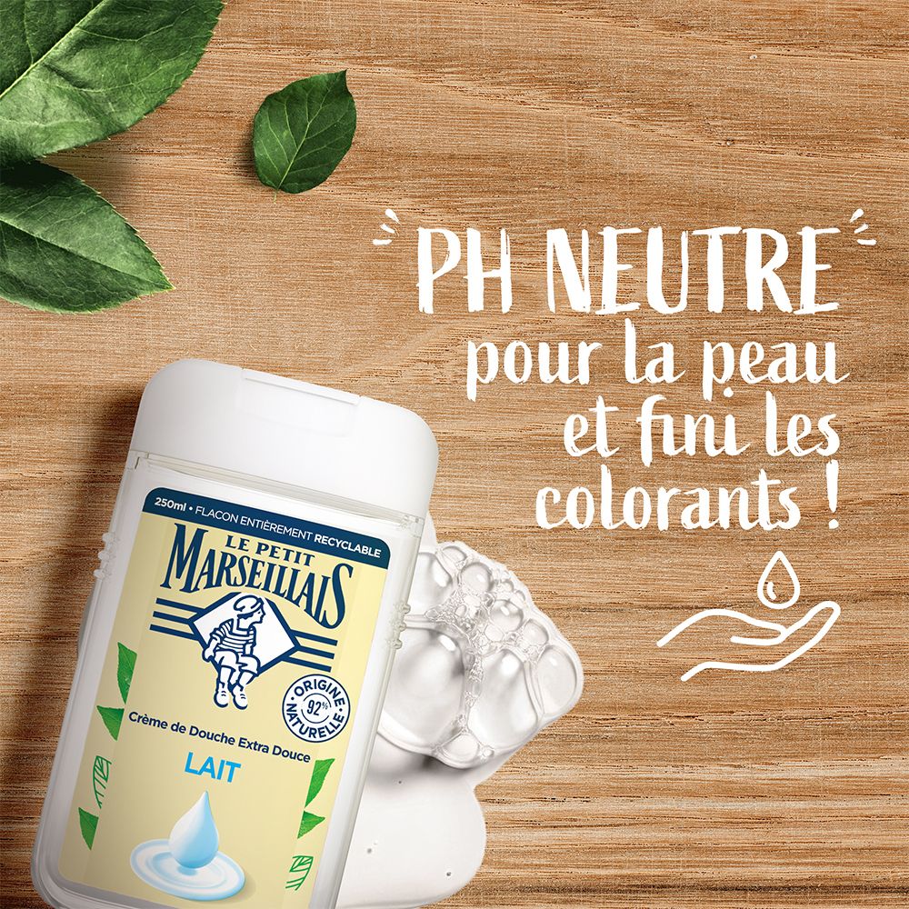 Flacon de gel douche Le Petit Marseillais. Logo et nom du produit. Texte: pH neutre pour la peau. Mousse et feuilles.