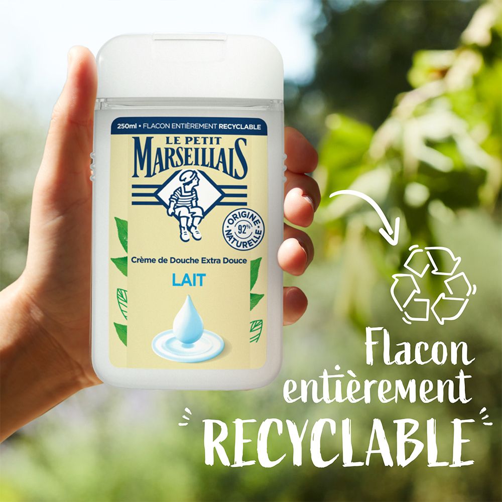 Main tenant un flacon de gel douche Le Petit Marseillais. Texte: Flacon entièrement recyclable. Symbole de recyclage.