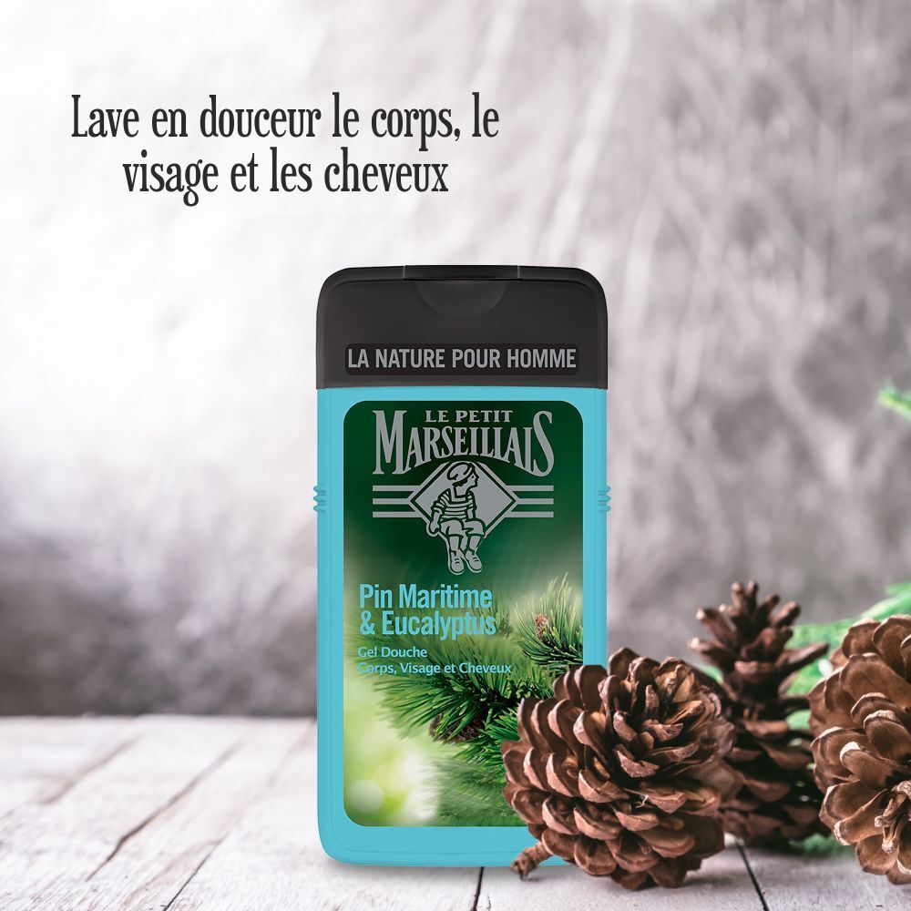 Flacon bleu turquoise avec bouchon noir et pommes de pin. Inscription: Le Petit Marseillais, Pin Maritime & Eucalyptus.
