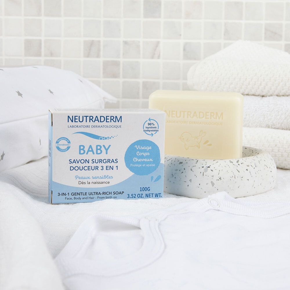 Emballage et savon à côté de serviettes. Neutraderm Baby Savon Surgras 3 en 1. Savon dans un support.