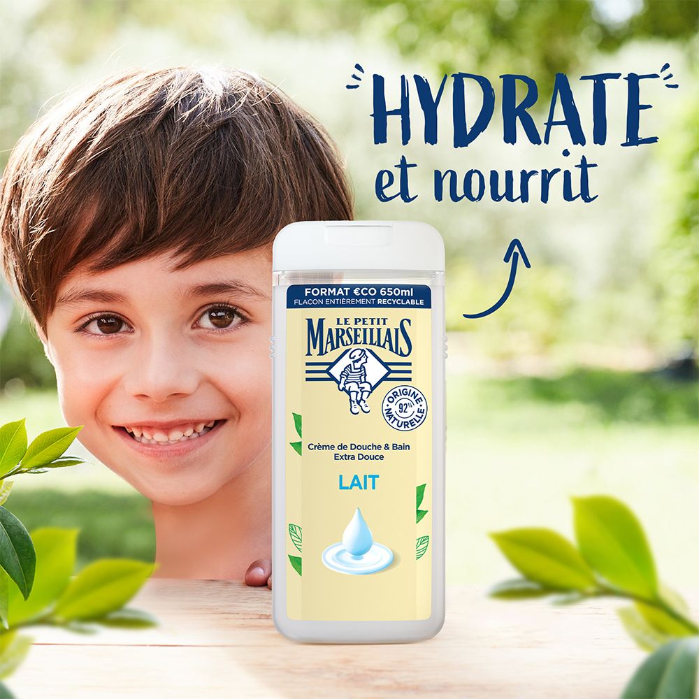 Enfant souriant avec gel douche Le Petit Marseillais. Texte: Hydrate et nourrit.