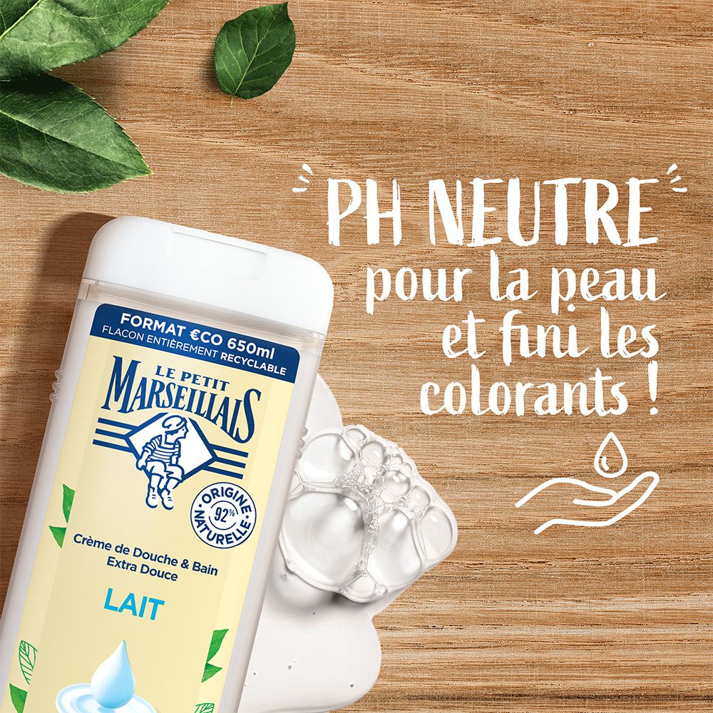 Gros plan sur le gel douche Le Petit Marseillais. Texte: pH neutre pour la peau et fini les colorants!