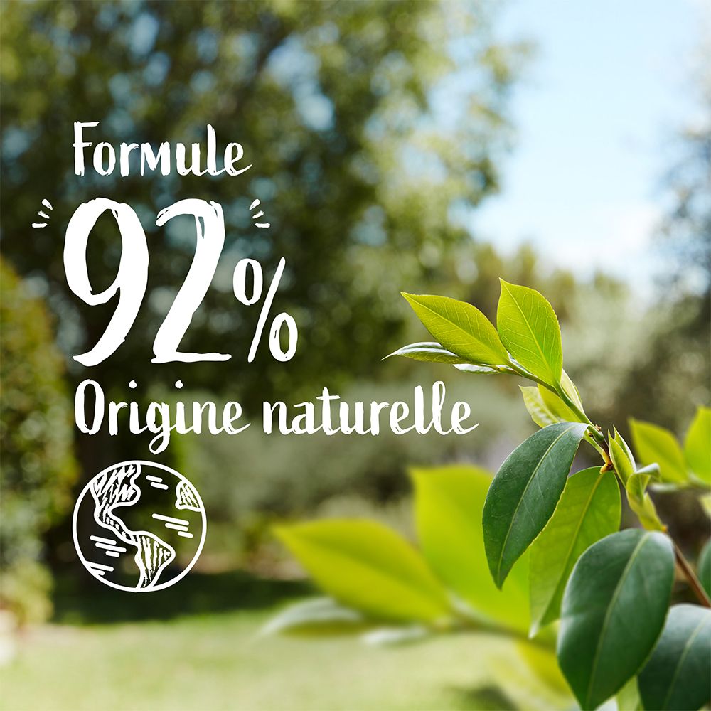 Fond vert avec feuilles. Texte: Formule 92% Origine naturelle.