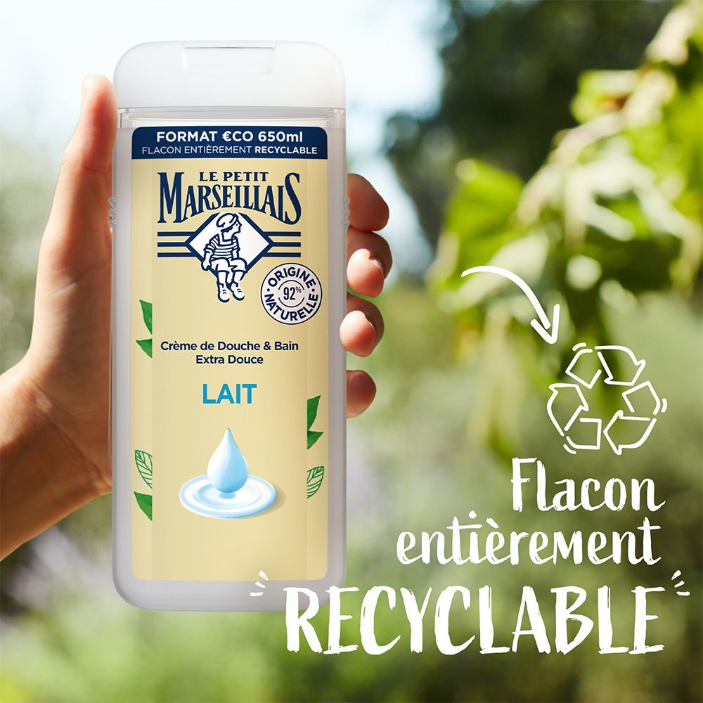 Main tenant le gel douche Le Petit Marseillais. Texte: Flacon entièrement recyclable.