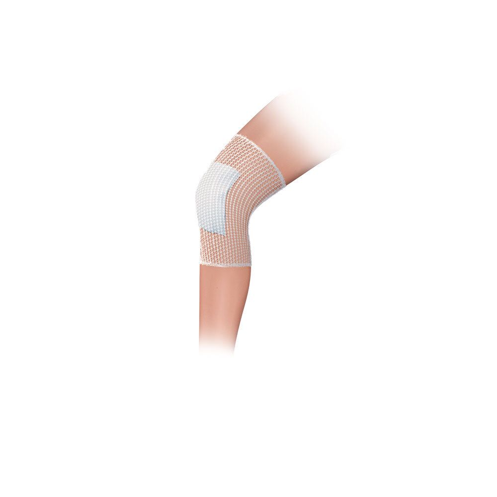 Jambe avec genou. Bandage filet beige sur le genou. Zone blanche au-dessus du genou. Fond blanc.