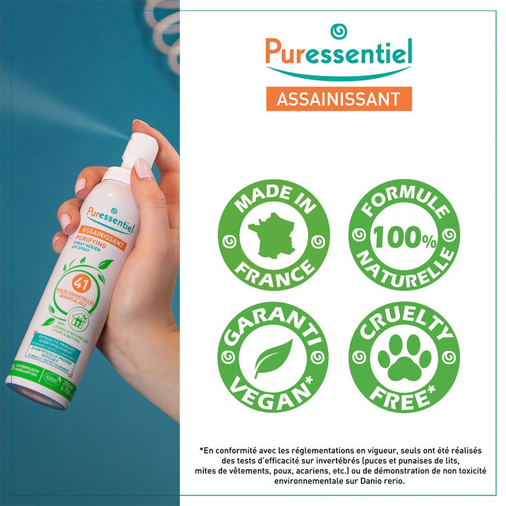 Main tenant un flacon spray blanc. Sur le flacon : ASSAINISSANT, 41 Huiles Essentielles. Labels : Made in France, 100% Naturelle, Vegan, Cruelty Free.