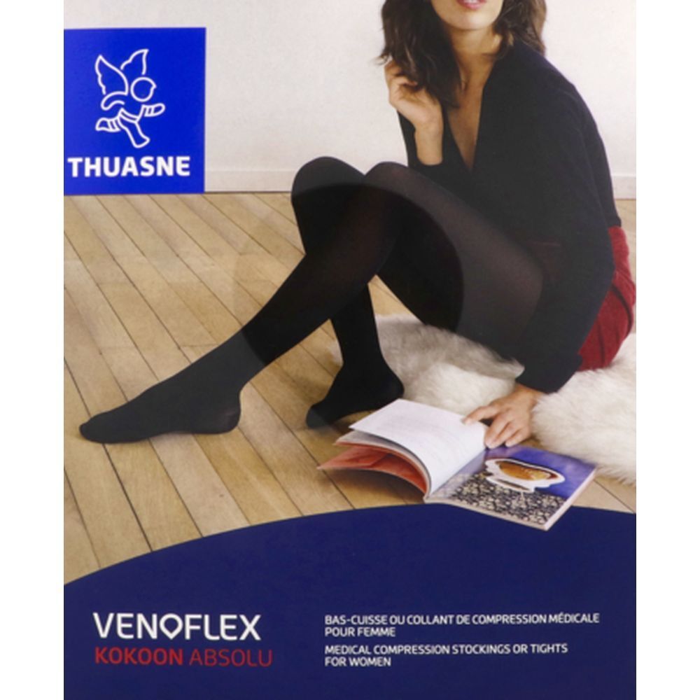 Bas de compression noirs. Inscriptions: THUASNE, VENOLEX, KOKOON ABSOLU. Femme assise avec un livre sur une peau blanche.