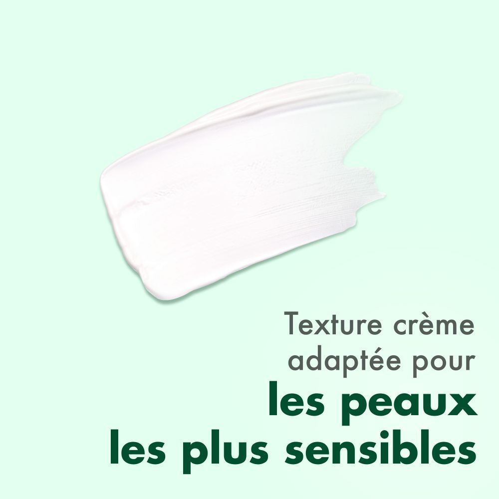 Tache de crème blanche. Texture crème adaptée aux peaux les plus sensibles.
