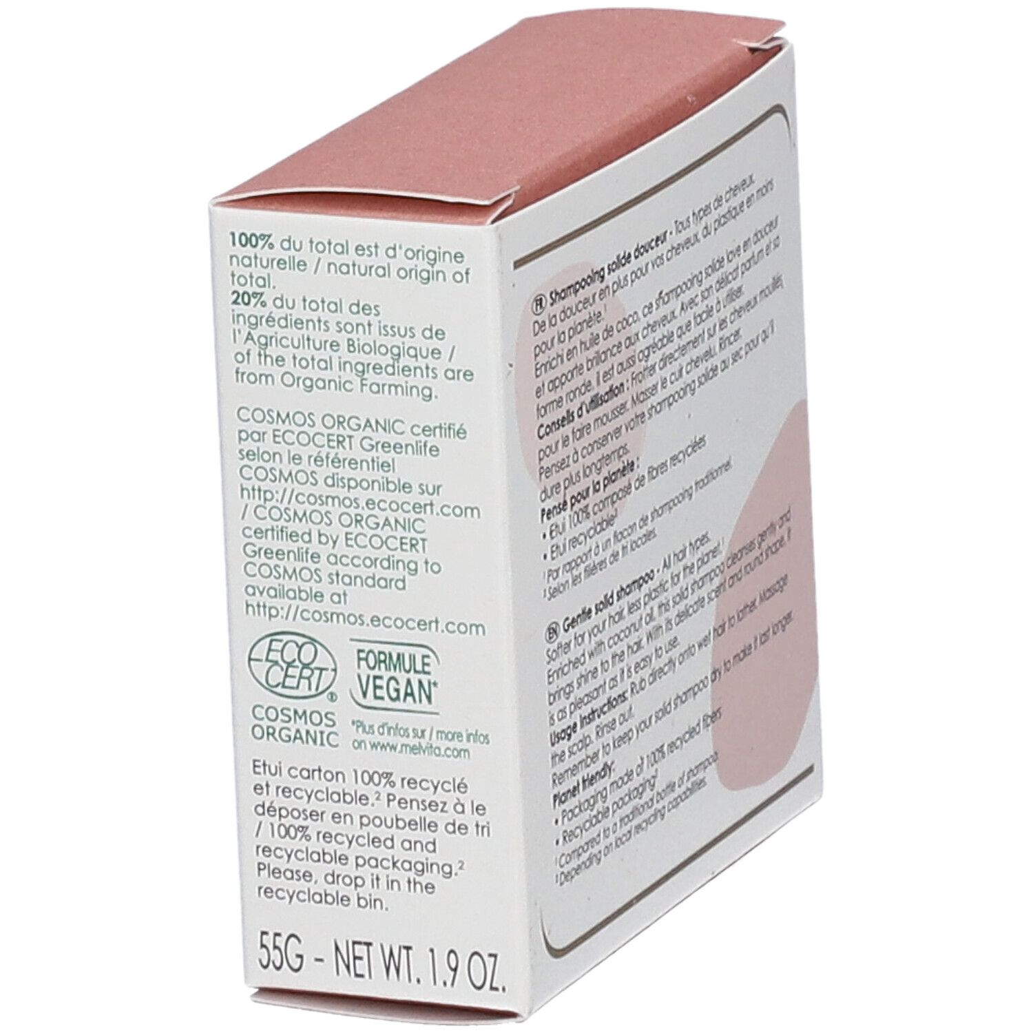 Vue oblique de l'emballage du shampooing. Texte : "COSMOS ORGANIC", "VEGAN". 55g net. Certifications et ingrédients.