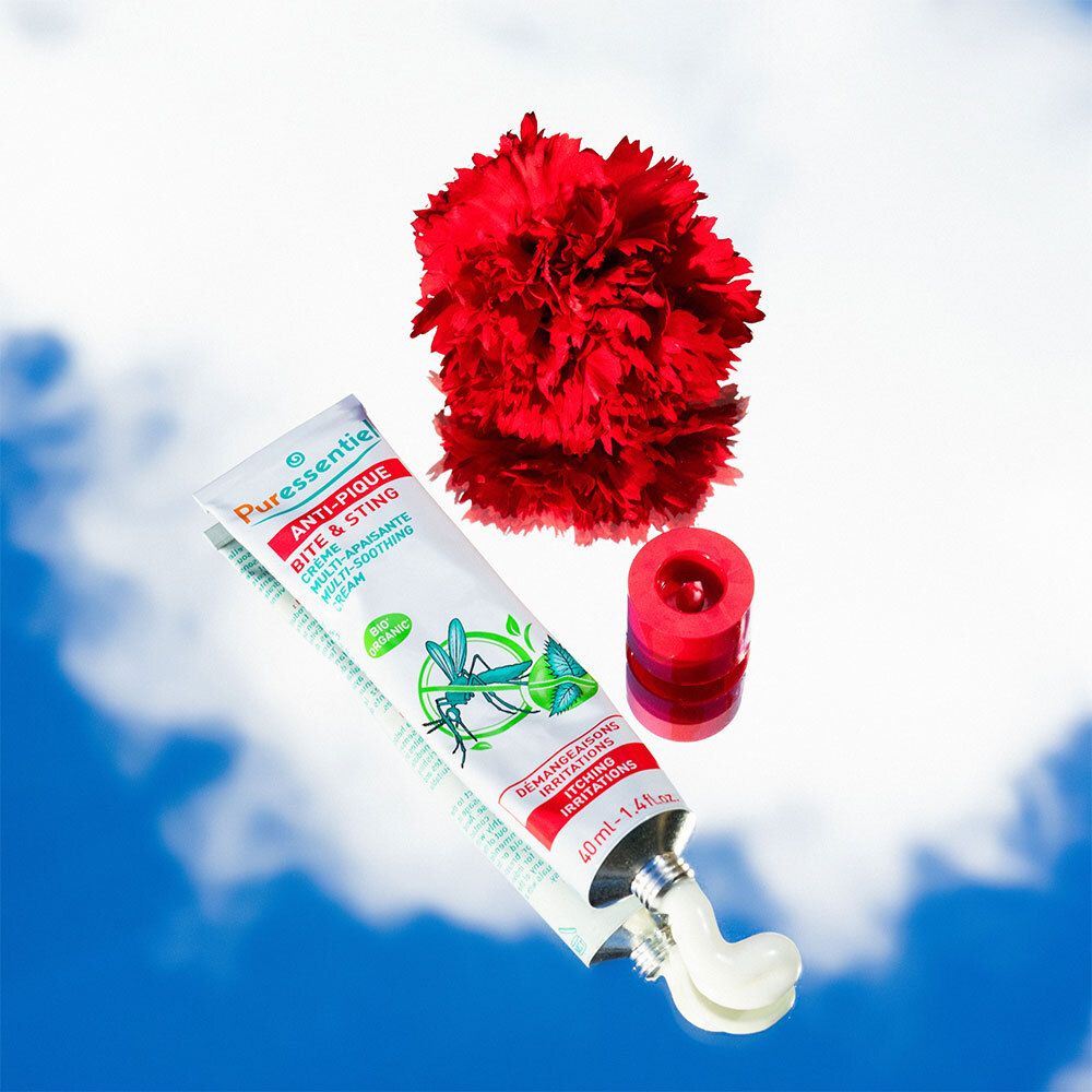 Tube de crème avec inscription : Anti-Pique, crème multi-apaisante. Certification bio. Avec fleur rouge.