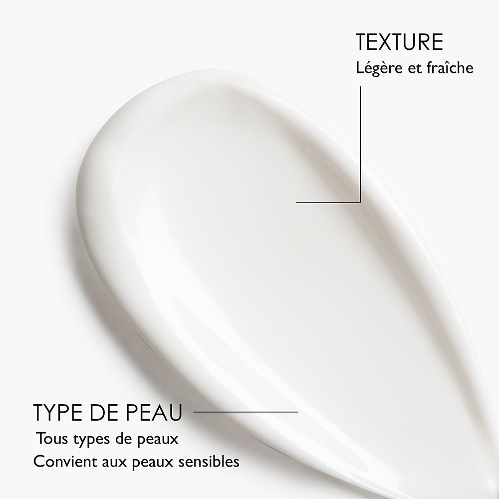 Gros plan de crème. Texte: Texture légère et fraîche. Convient à tous types de peaux.