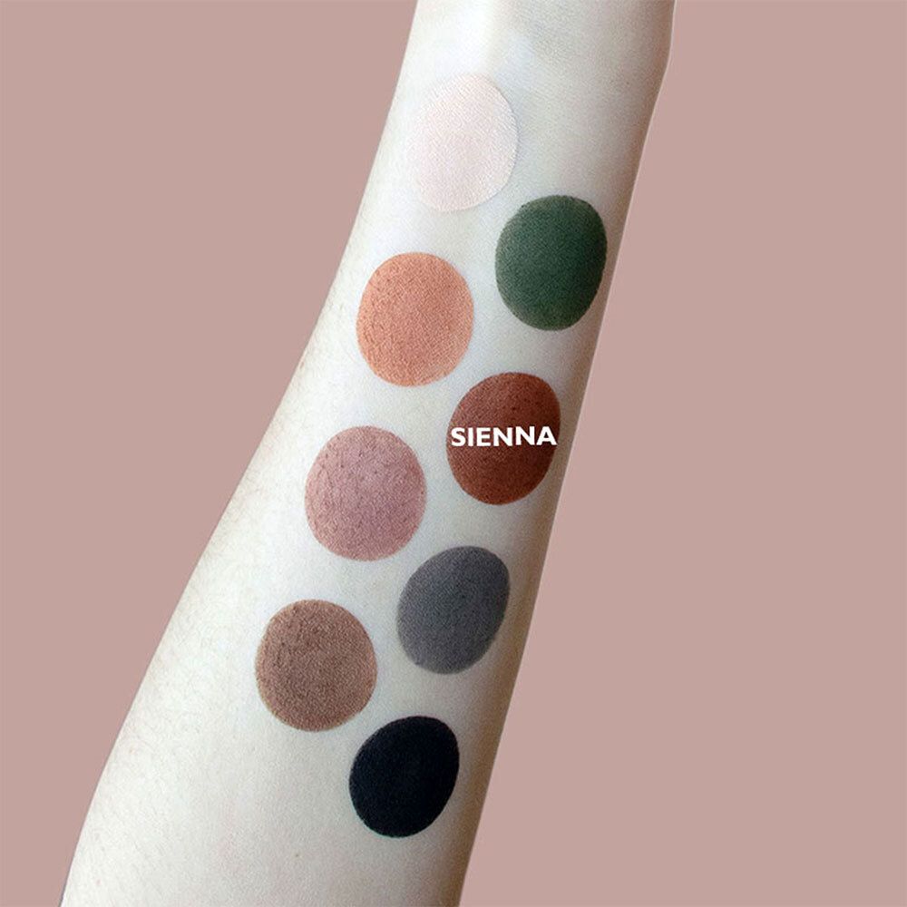 Bras avec différentes couleurs d'ombres à paupières rondes. Couleurs : clair, orange, vert, marron, rose, gris, noir. Texte : SIENNA.