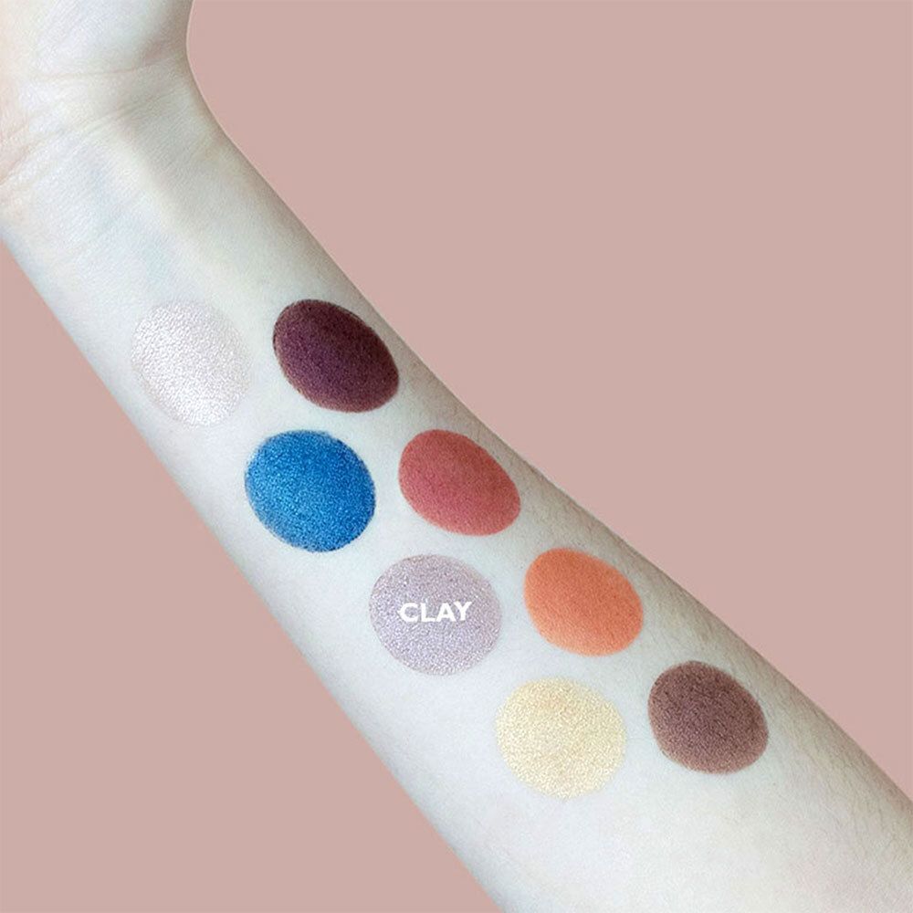 Bras avec échantillons de couleurs. Couleur Clay. Plusieurs ronds de couleurs différentes.