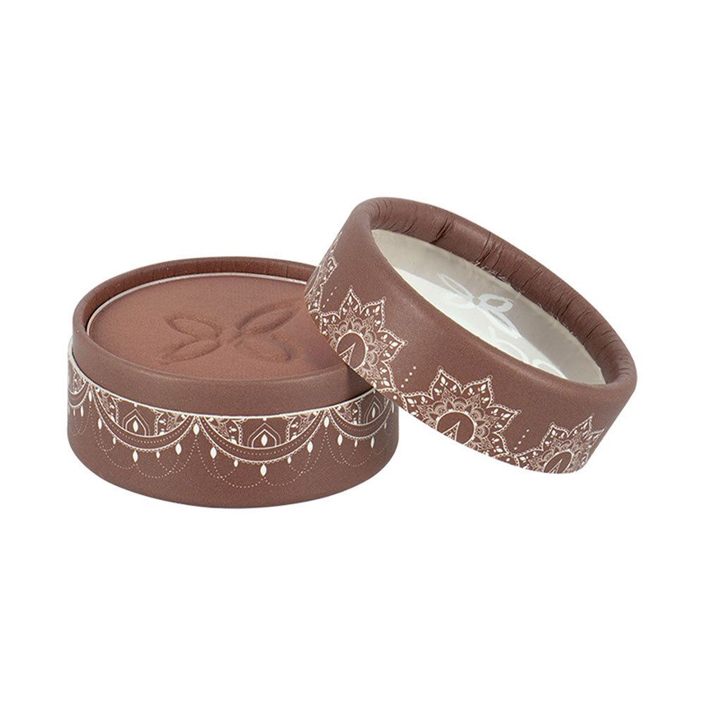 Boîte ronde marron avec couvercle. Motifs blancs et logo. Ouverte, fard à paupières visible.