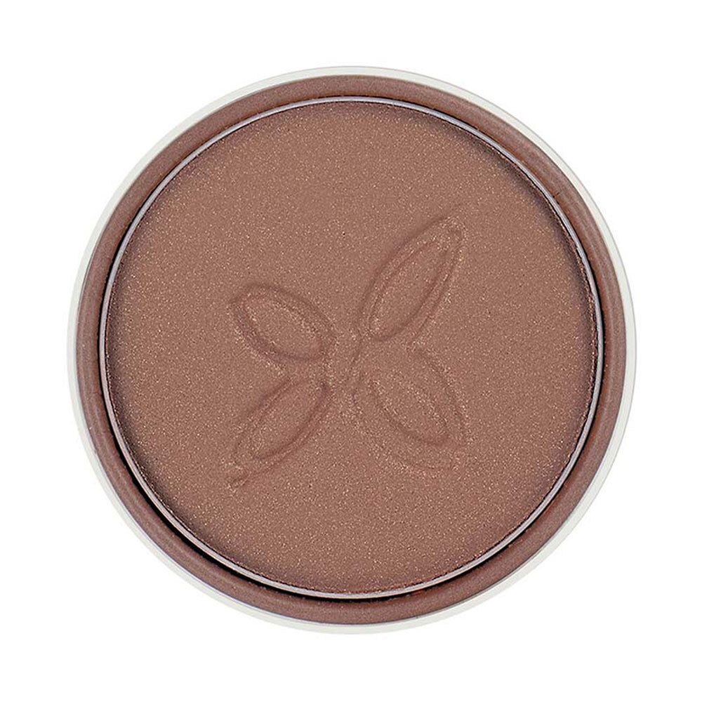 Fard à paupières rond marron dans un contenant. Logo en relief. Bord blanc.
