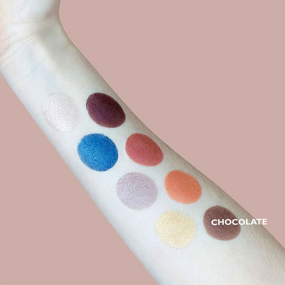 Bras avec échantillons de fards à paupières. Diverses couleurs, dont marron. Texte 'CHOCOLATE'.