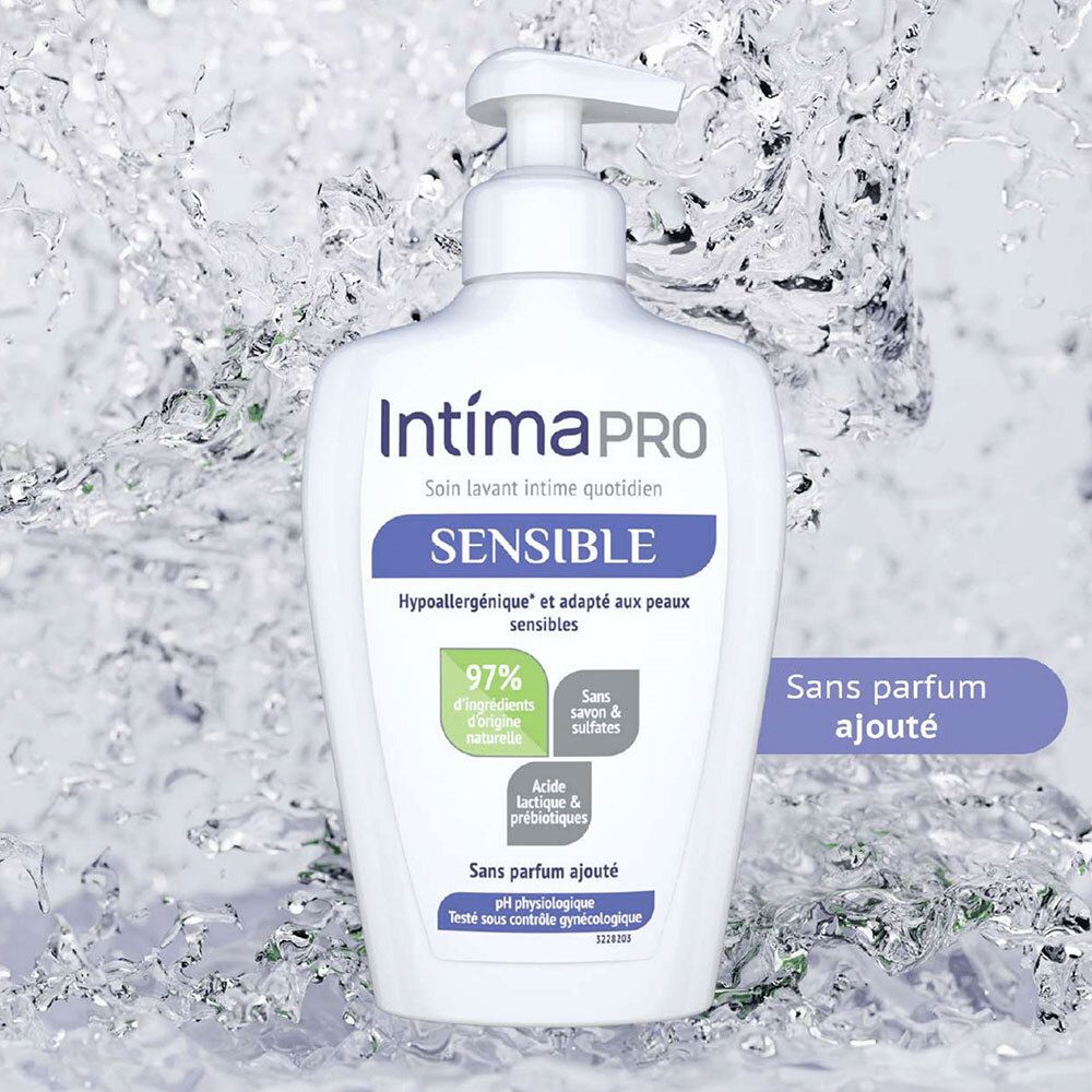 Flacon blanc avec pompe dans l'eau. Inscription: IntimaPRO SENSIBLE. Sans parfum ajouté. 97% ingrédients naturels.