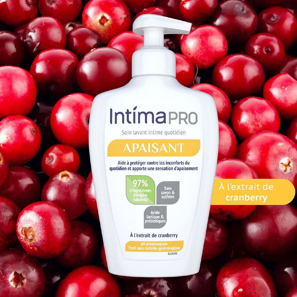 Flacon IntimaPRO devant fond de cranberries. Texte : APAISANT, Soin lavant intime quotidien. À l'extrait de cranberry.