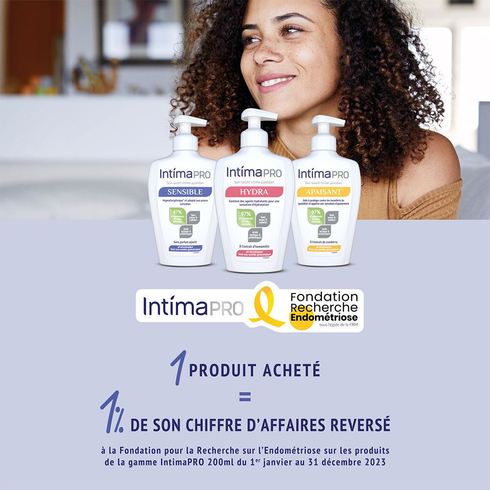 Femme avec trois produits IntimaPRO. 1% du chiffre d'affaires reversé à la Fondation pour la Recherche sur l'Endométriose.