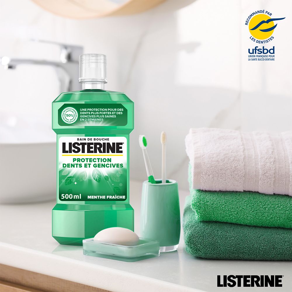 Bouteille de bain de bouche, brosses à dents, savon et serviettes sur lavabo. Marque: LISTERINE. Certification: UFSBD.