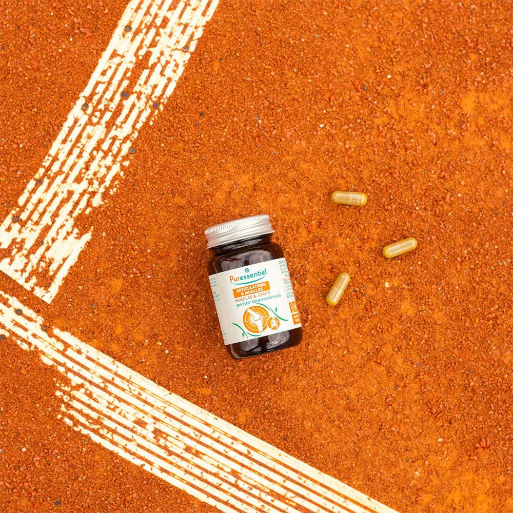 Flacon et gélules sur un court de tennis. Articulations & Muscles SOS FLEX® Gélules. Complément alimentaire.