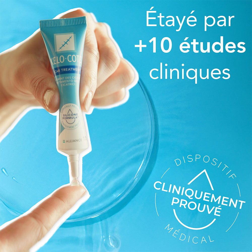 Tube KELO-COTE® tenu par une main. Dispositif médical cliniquement prouvé. Fond bleu.