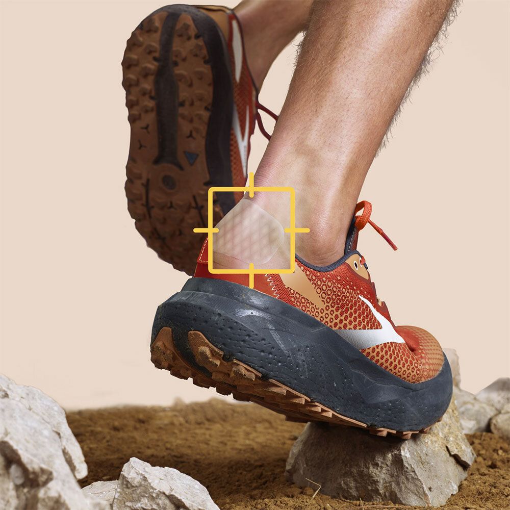 Gros plan d'un pied avec chaussures de sport et un pansement URGO. Le pied est sur une pierre. L'accent est mis sur le pansement.