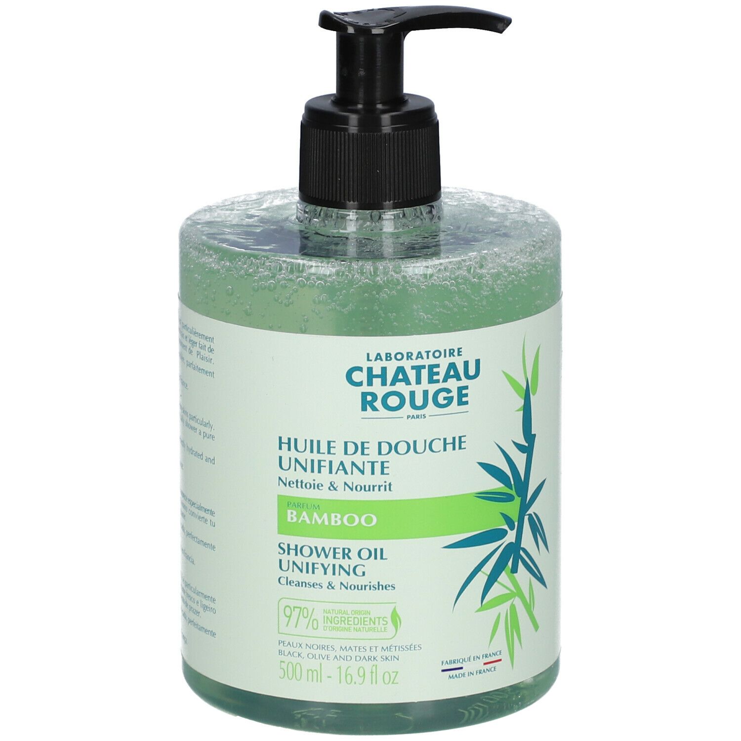 Flacon transparent d'huile de douche verte. Bouchon pompe noir. Inscription: Laboratoire Château Rouge, Bamboo, Shower Oil.