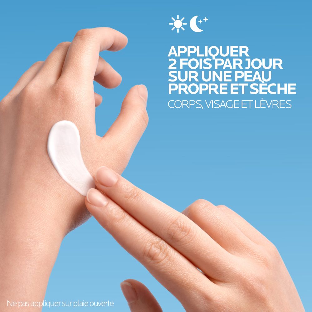 Main appliquant le baume Cicaplast B5+ sur l'autre main, avec instructions d'application.