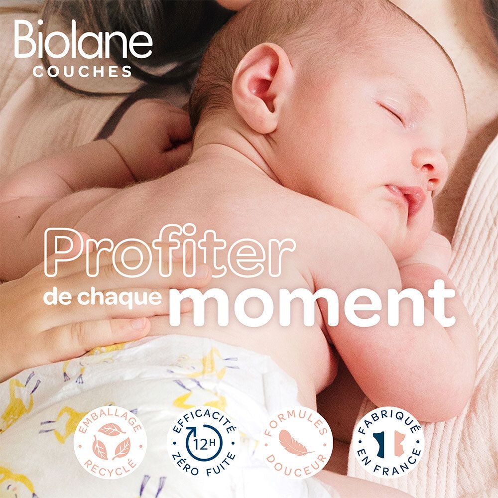Bébé avec une couche. Inscription: Profiter de chaque moment. Logos: Recycle, 12h, Douceur, Fabriqué en France.