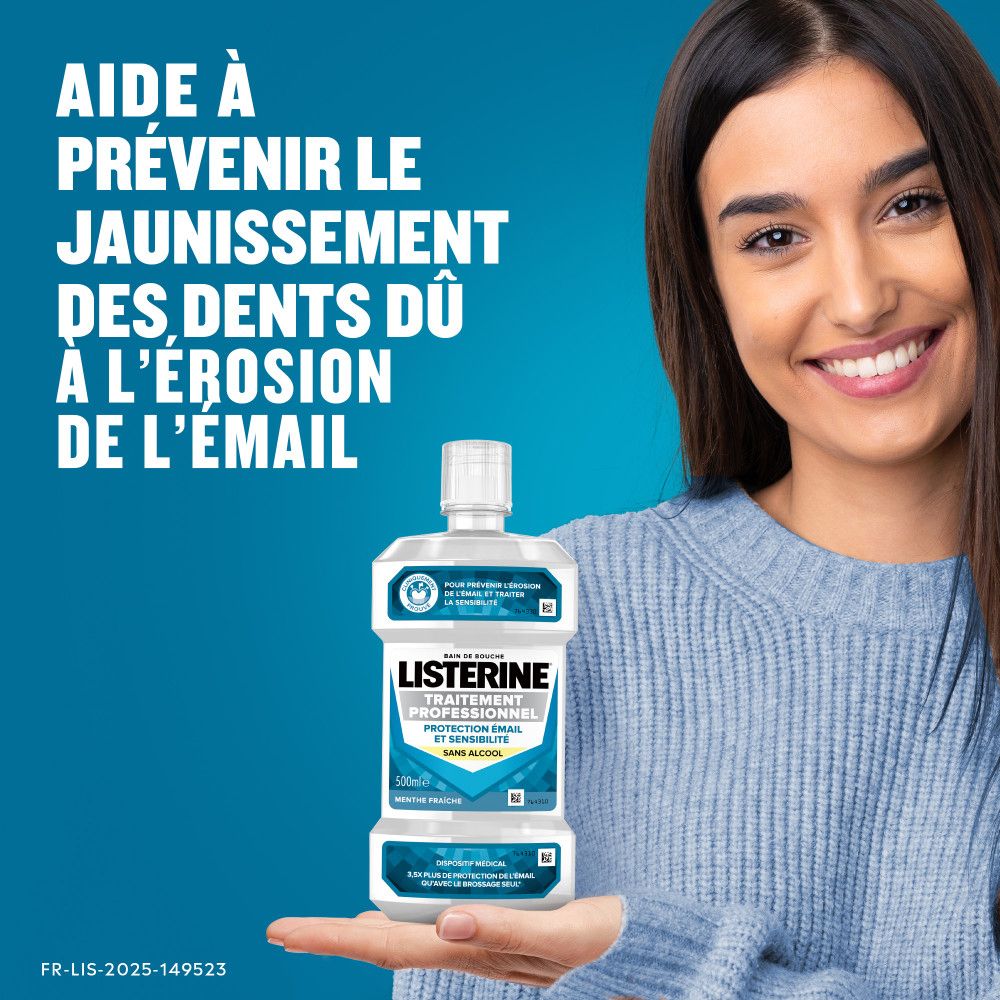 Femme souriante tenant bain de bouche. Texte : Aide à prévenir le jaunissement des dents dû à l'érosion de l'émail.
