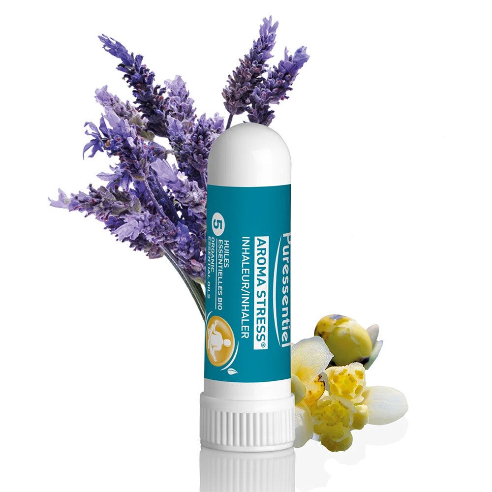 Un inhalateur Puressentiel AROMA STRESS® blanc avec de la lavande et des fleurs jaunes. Inscription : AROMA STRESS® Inhaler/Inhalateur.