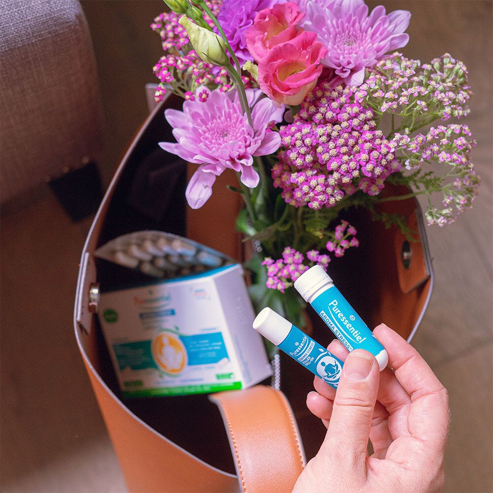 Deux inhalateurs Puressentiel AROMA STRESS® dans un sac à main. Inscription : AROMA STRESS® Inhaler/Inhalateur.