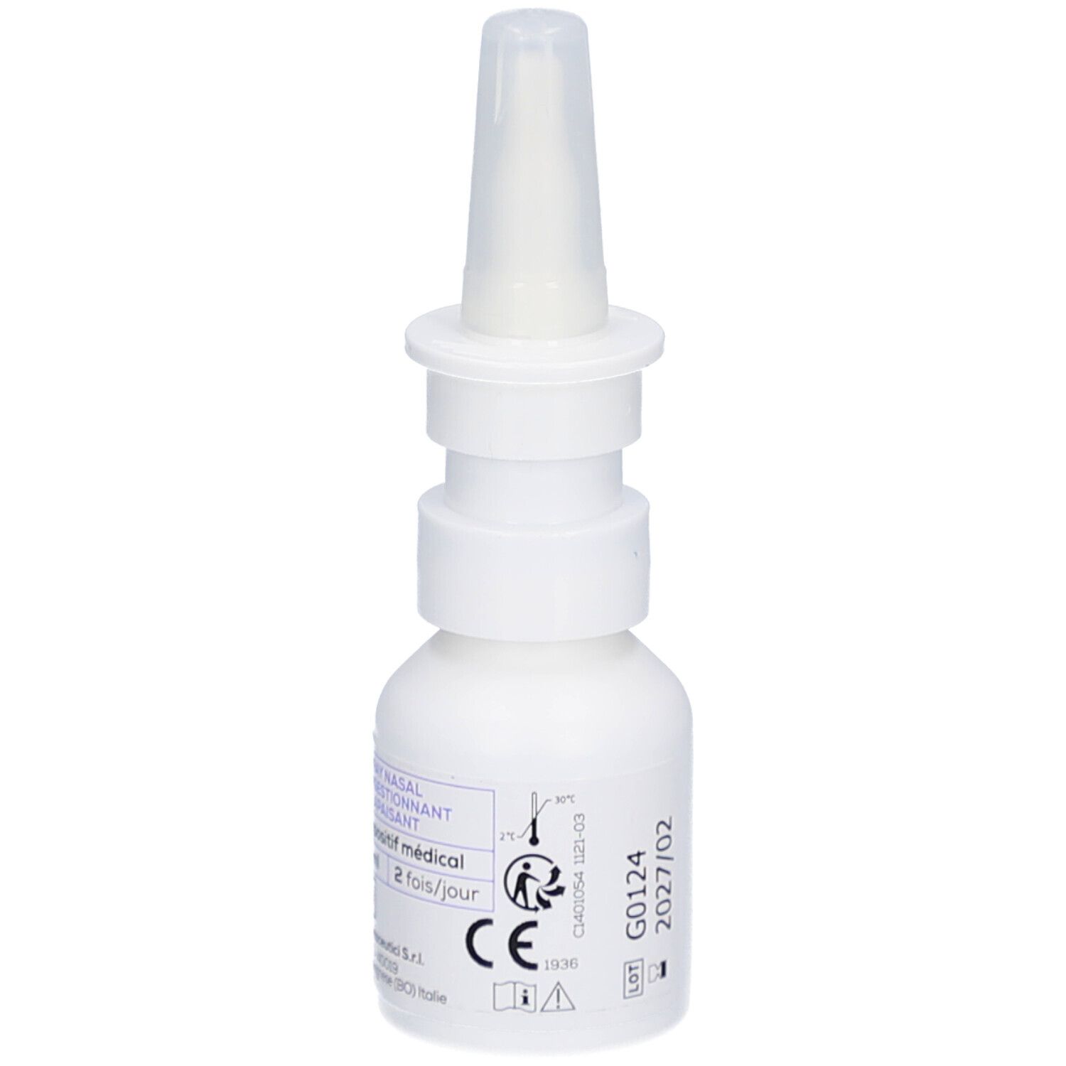 Flacon de spray nasal blanc avec embout. Étiquette avec informations, marquage CE et date de péremption 2027/02.