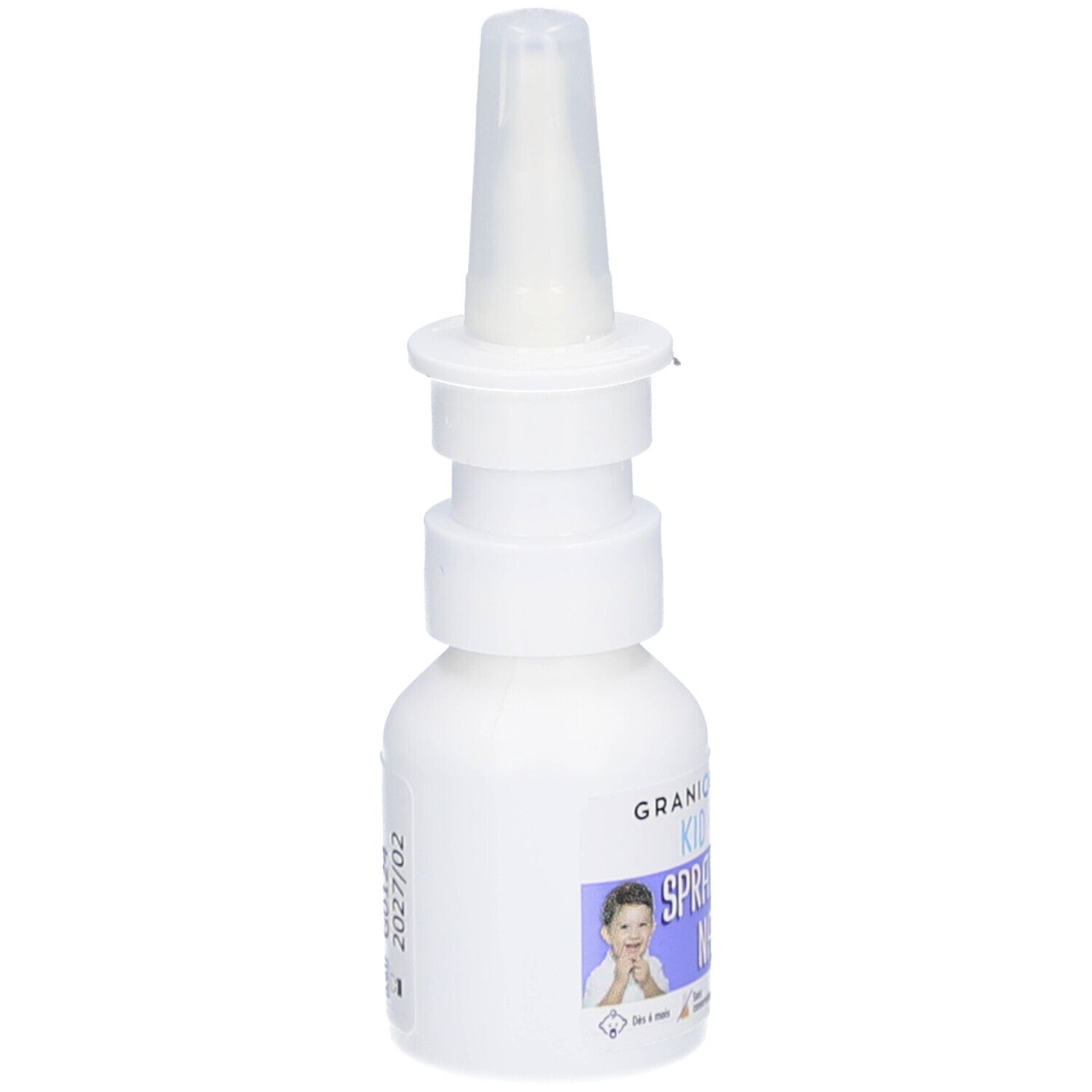 Flacon de spray nasal blanc avec embout. Étiquette avec nom du produit, image d'enfant et date de péremption 2027/02.