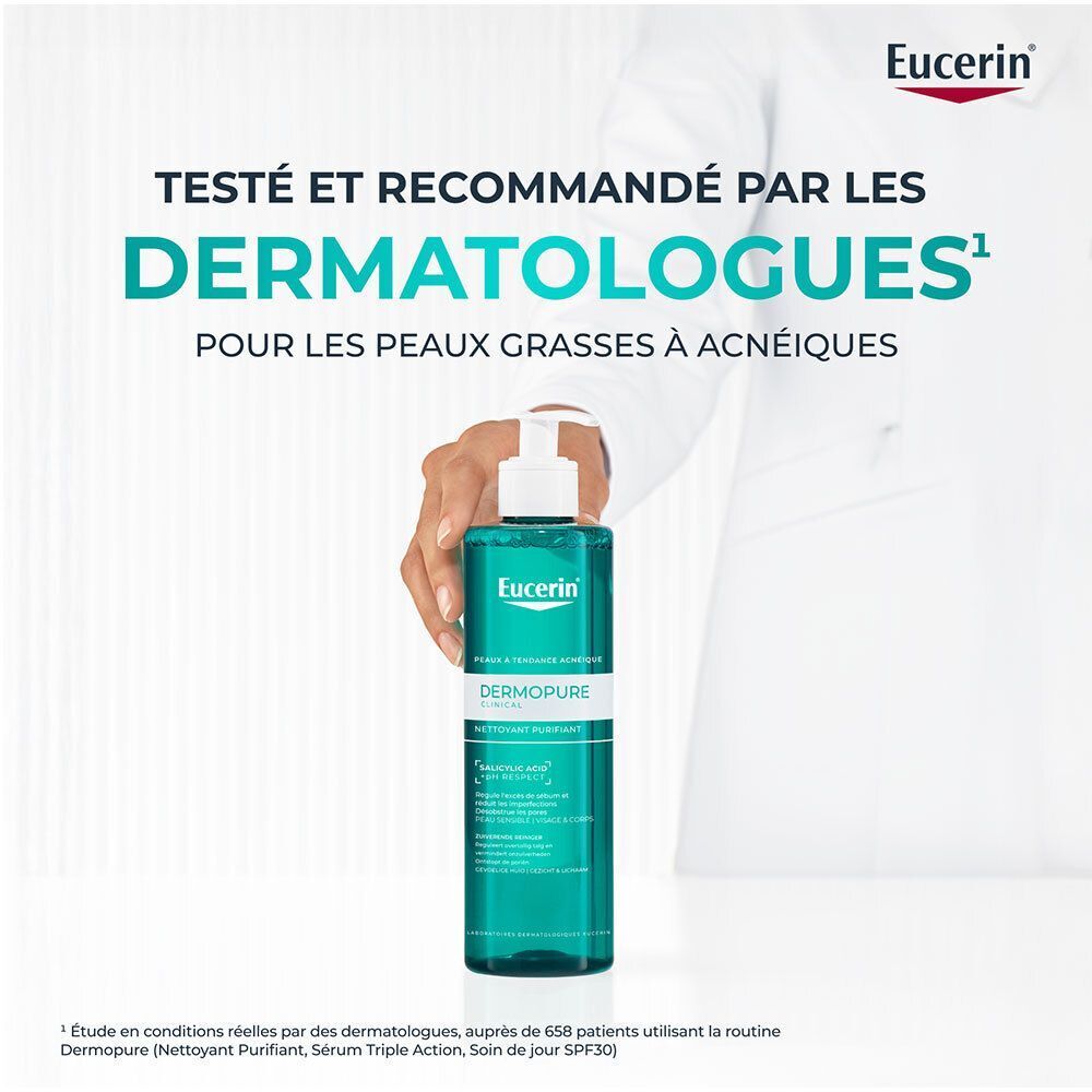 Une main tient un flacon de Gel Nettoyant Eucerin DermoPure, recommandé par les dermatologues.