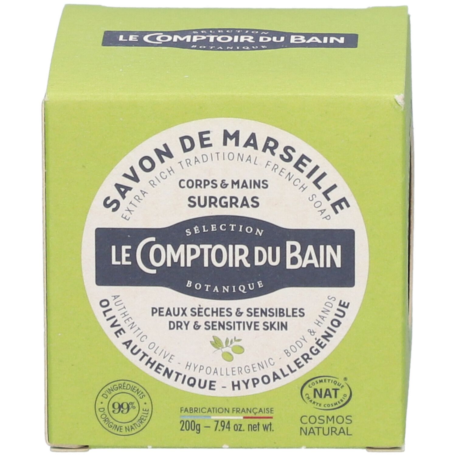 Boîte verte avec étiquette ronde. Texte: Savon de Marseille, Le Comptoir du Bain. Olive, peaux sèches. 200g.