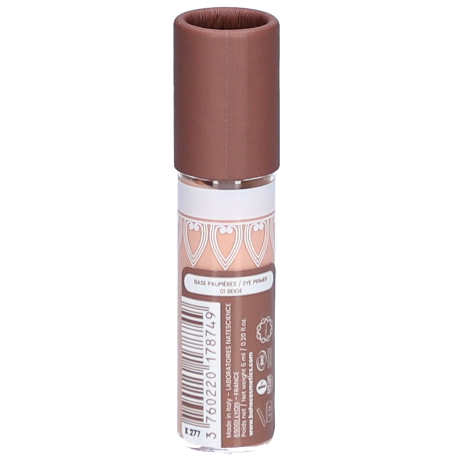 Base Paupières en tube. Bouchon marron. Liquide beige. Étiquette produit avec code-barres et texte. Boho Green Make-up.
