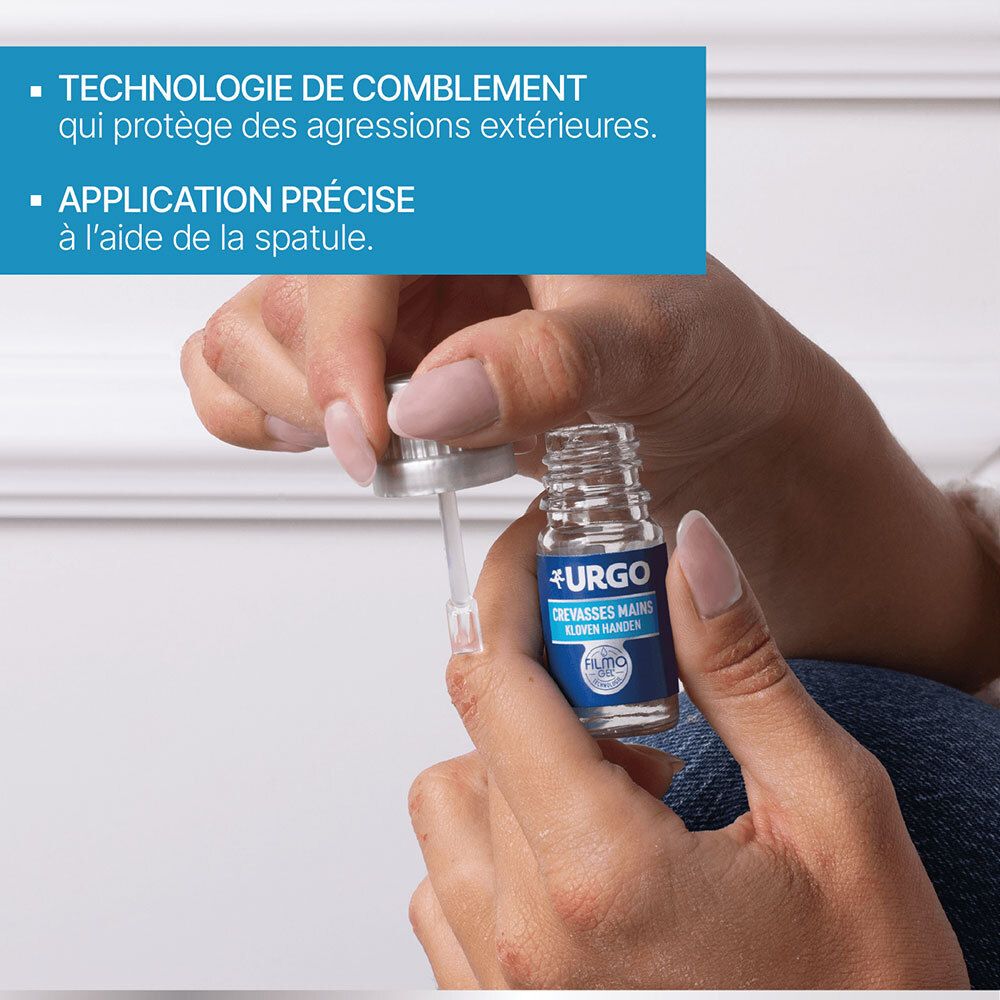 Mains tenant flacon URGO Crevasses Mains avec applicateur. Texte: TECHNOLOGIE DE COMBLMENT, APPLICATION PRÉCISE.