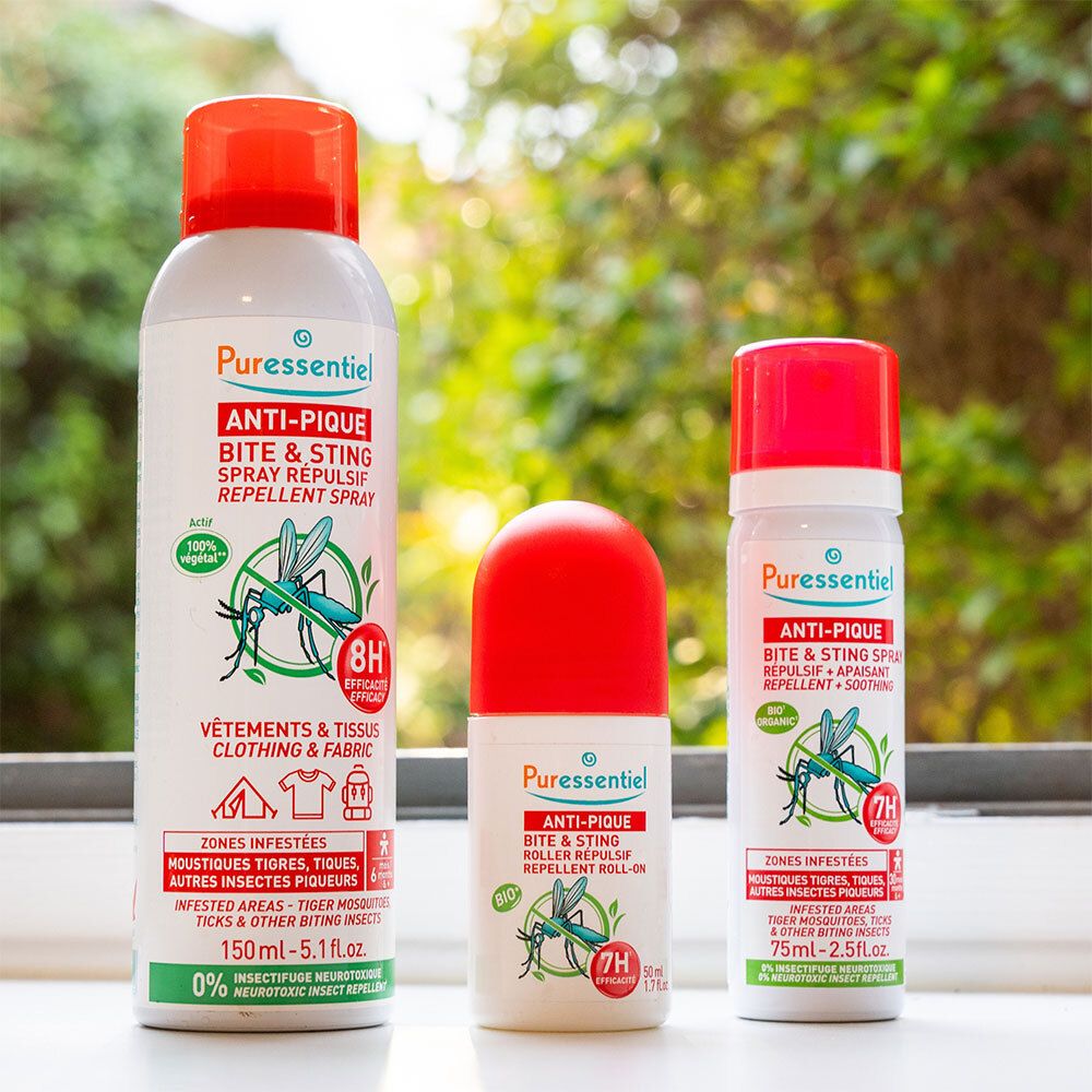 Trois sprays à bouchon rouge. Inscription ANTI-PIQUE, Spray répulsif. Illustration de moustique. Différentes tailles.